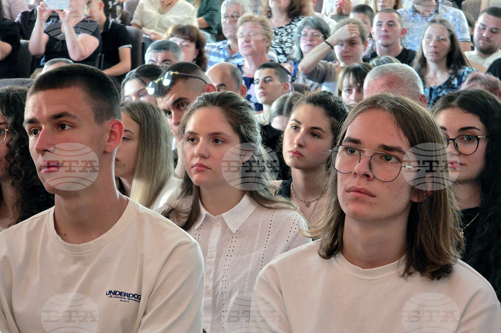 Ловеч - Езикова гимназия - връчване на дипломи
