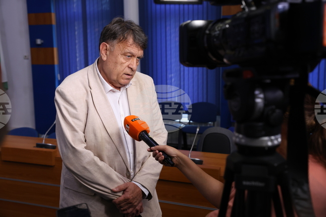 Надявам се утре външното оценяване да премине спокойно за седмокласниците и те да разчитат на собствените си усилия, каза министър Георги Вълчев