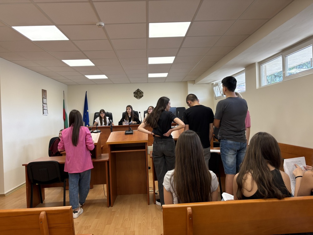 Със симулиран съдебен процес завърши лекционният курс на Образователната програма в Окръжен съд – Ловеч