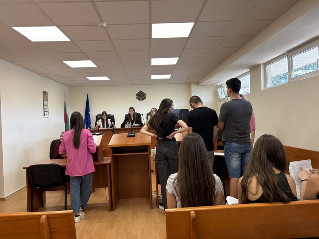 Със симулиран съдебен процес завърши лекционният курс на Образователната програма в Окръжен съд – Ловеч