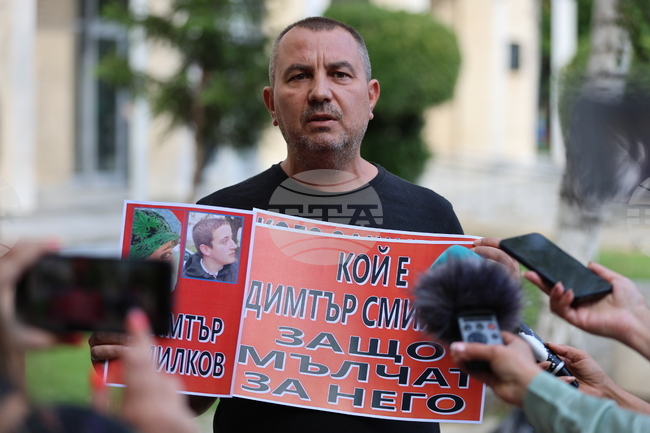 Бащата на загиналото момиче в Благоевград настоя за пълно изясняване на обстоятелствата около смъртта на дъщеря му на мирно бдение в града