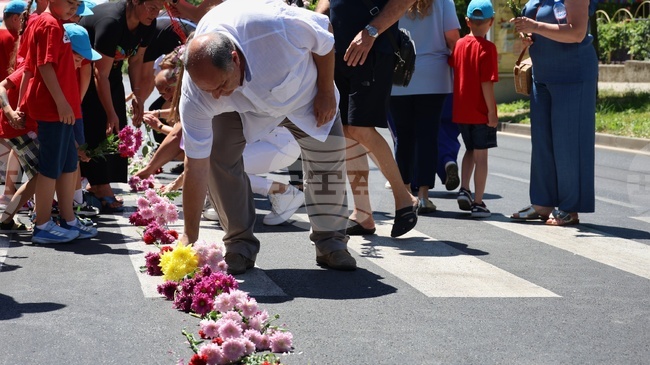 В Бургас почетоха паметта на 12-годишната Валя, блъсната на пешеходна пътека от автомобил
