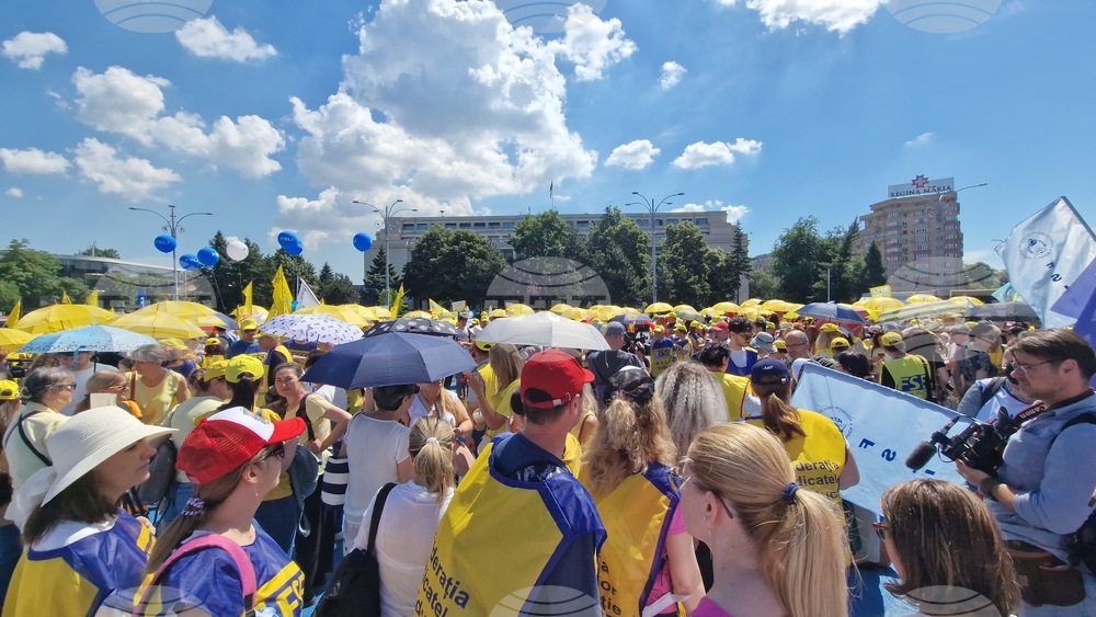Teachers from Around Romania Protest in Bucharest Against New Salary Law