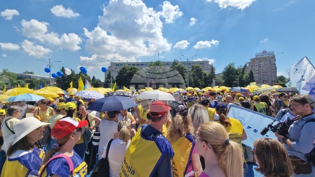 Teachers from Around Romania Protest in Bucharest Against New Salary Law