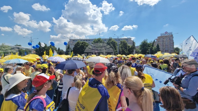 Teachers from Around Romania Protest in Bucharest Against New Salary Law