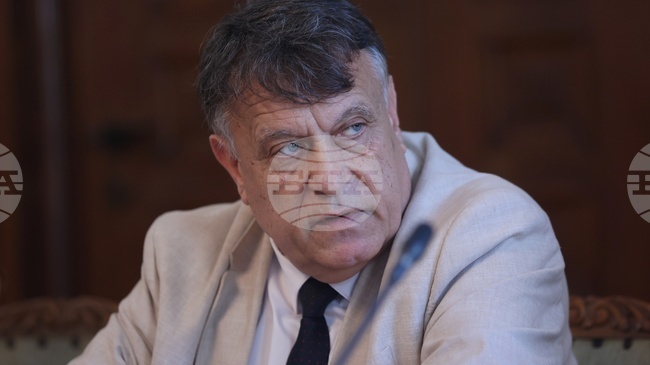  Изправени сме в парадоксалната ситуация – трябва да решим кризите в образованието, но не трябва да бързаме, каза министър Георги Вълчев