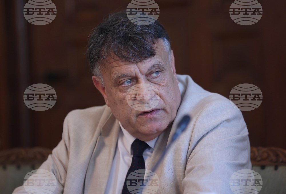  Изправени сме в парадоксалната ситуация – трябва да решим кризите в образованието, но не трябва да бързаме, каза министър Георги Вълчев