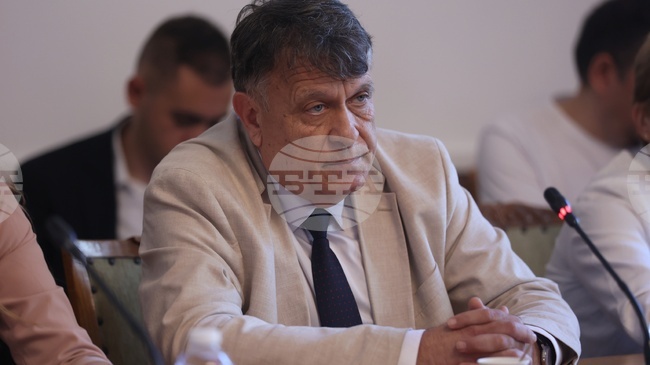 Образователният министър проф. Георги Вълчев представи екипа си на заседанието на Комисията по образованието и науката в парламента
