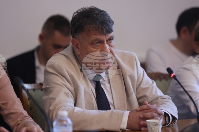 Образователният министър проф. Георги Вълчев представи екипа си на заседанието на Комисията по образованието и науката в парламента