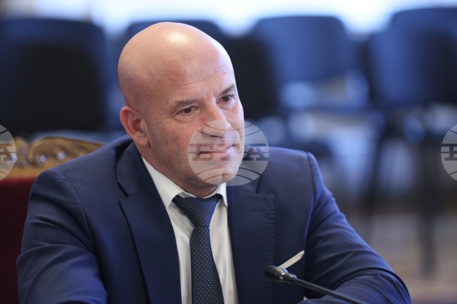 Подготвяме нов Закон за физическото възпитание и спорта, за да няма повече казуси като този в шахмата, заяви от парламентарната трибуна министър Енчо Керязов