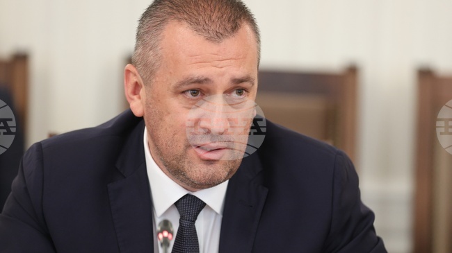Общите задължения на „Български пощи“ са близо 135 млн. евро, заяви транспортният министър Георги Пеев