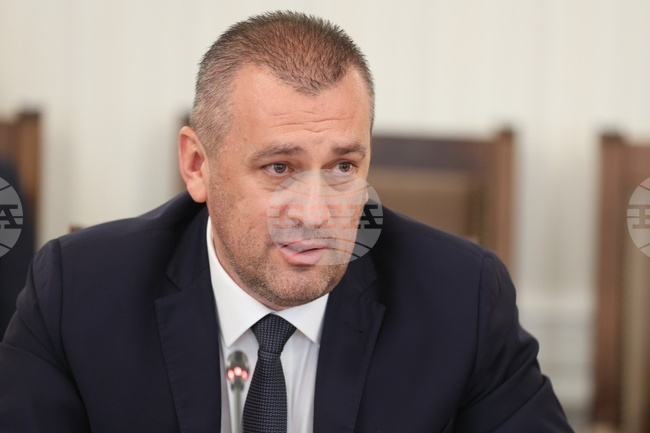 Общите задължения на „Български пощи“ са близо 135 млн. евро, заяви транспортният министър Георги Пеев