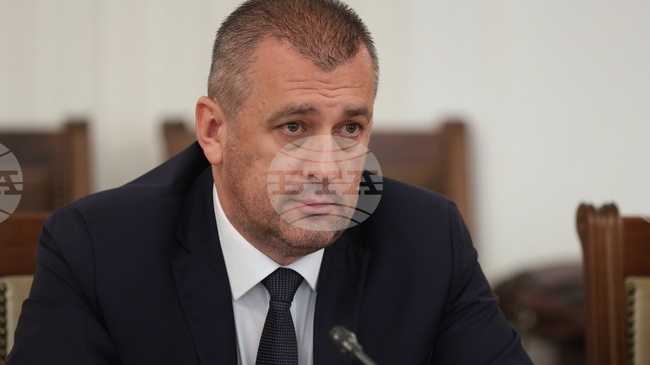 Анализират се възможностите за развитие и децентрализация на летищната инфраструктура в страната, заяви министър Георги Пеев 