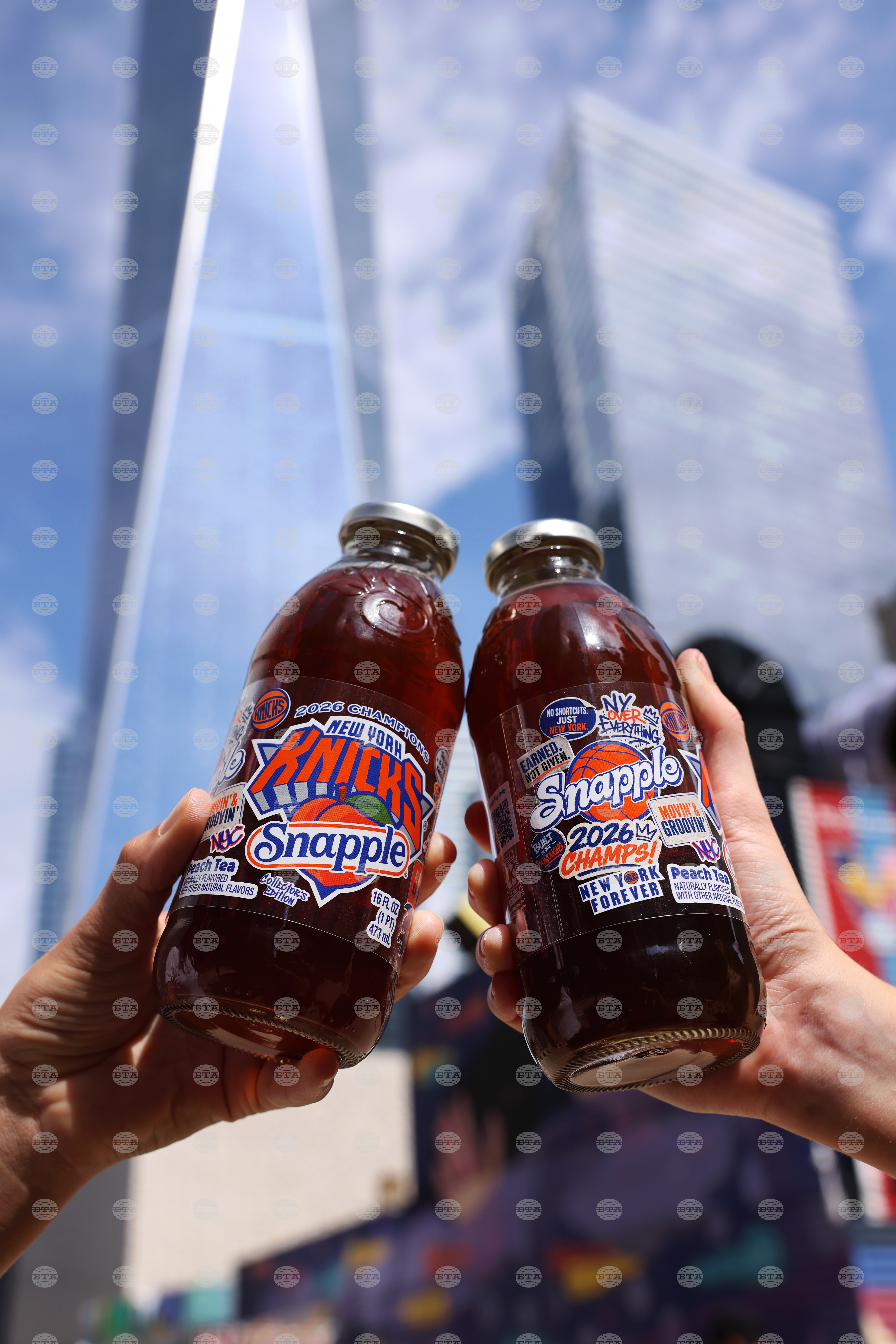 Snapple Limited Edition Knicks Glass Bottle Drop