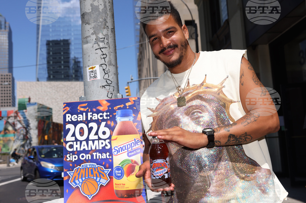 Snapple Limited Edition Knicks Glass Bottle Drop