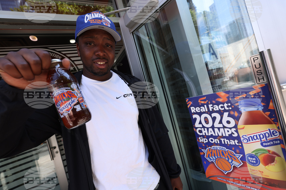 Snapple Limited Edition Knicks Glass Bottle Drop