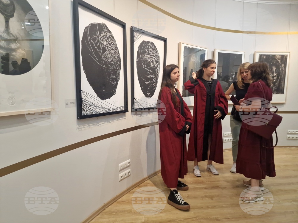 Бургас - изложба и дипломиране на филиала на НХА
