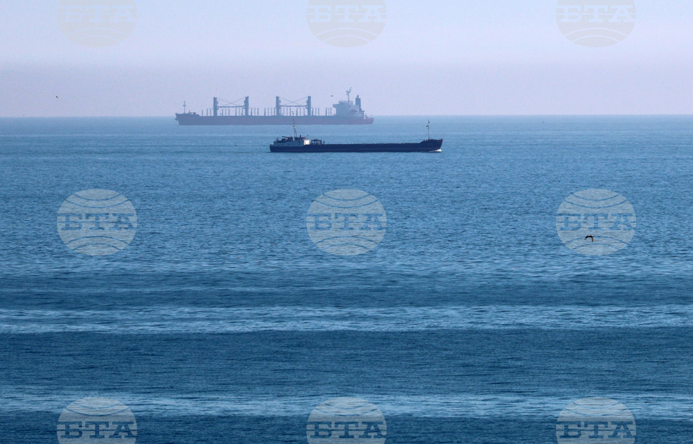 Пожар е избухнал днес на кораб в Черно море край бреговете на Румъния; 8 души са в неизвестност; причината за пожара към момента е неизвестна