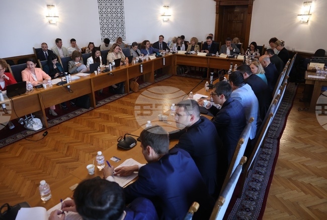Изборите за членове на ВСС от професионалната квота да се провеждат в окръжните съдилища, реши парламентарната правна комисия 