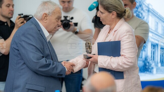 Проф. Рахамин Шекерджийски беше отличен с Почетния знак на Патентното ведомство на конференция, посветена на 50 години "Беналгин"