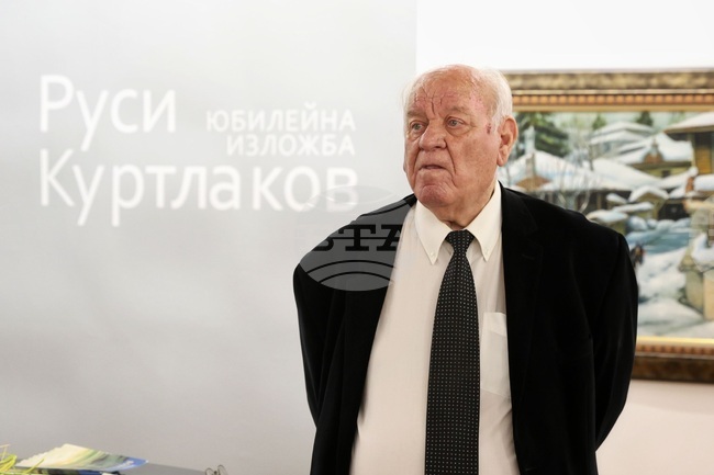 Художникът и меценат Руси Куртлаков отбеляза 80-годишнината си с ретроспективна изложба на графика и живопис в Бургас