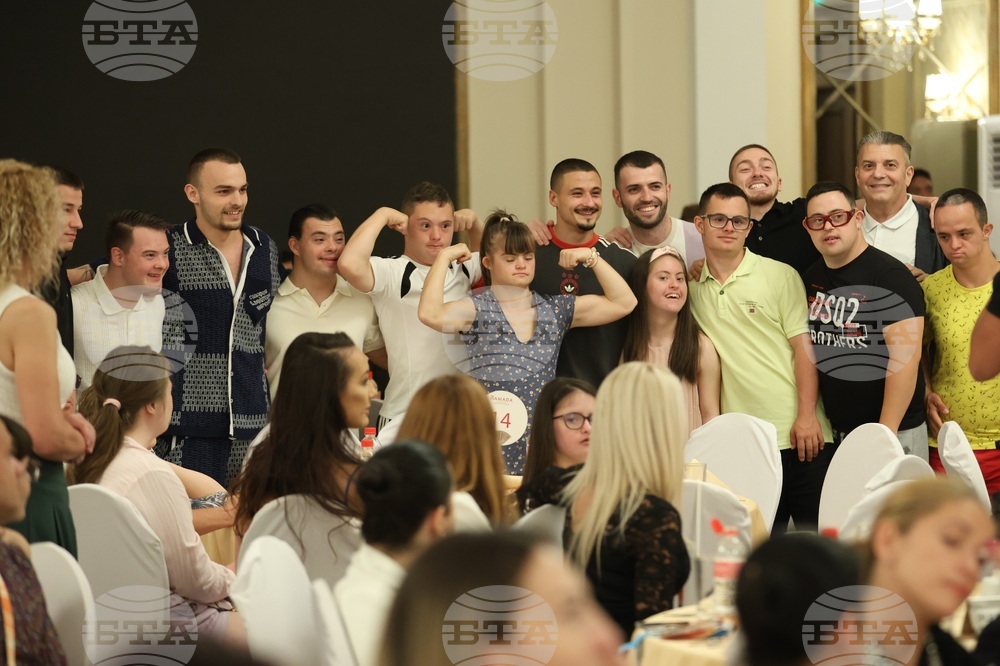 President Iotova Presents Bulgarian Competitors in Down Syndrome World Championships with Honorary Plaque
