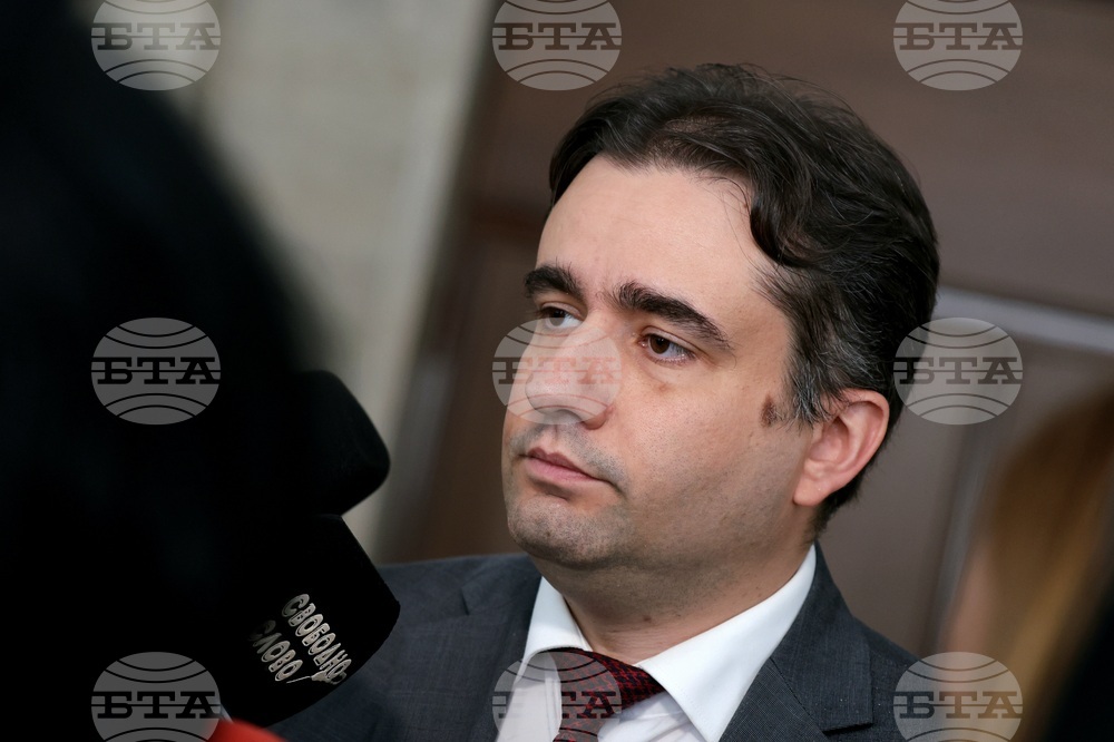 По-склонен съм да вярвам на министър Иван Демерджиев, защото справката му е от ГДБОП, каза Божидар Божанов за полетите на Делян Пеевски