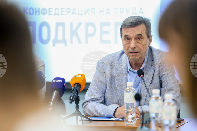 Подхвърлени на парче идеи по отношение на осигуровките на държавните служители са неприемливи, каза президентът на КТ "Подкрепа" Димитър Манолов 