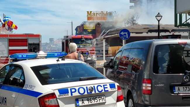  Пожарът, засегнал магазин, заведение и чейндж бюро в Слънчев бряг, е потушен
