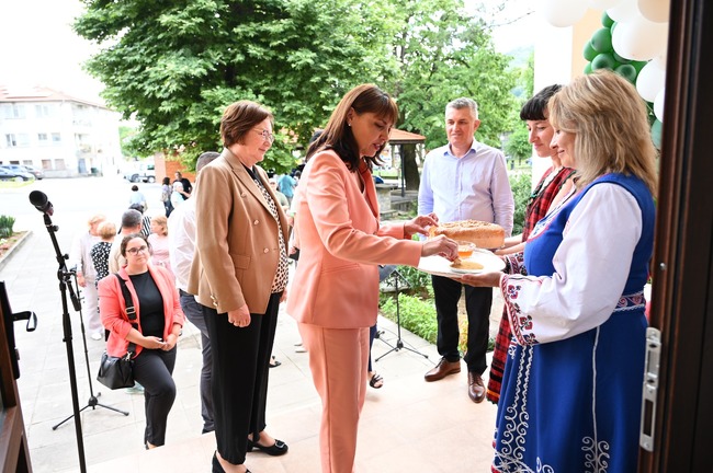 МТСП: Министър Ефремова откри обновения Дом за стари хора в село Добродан