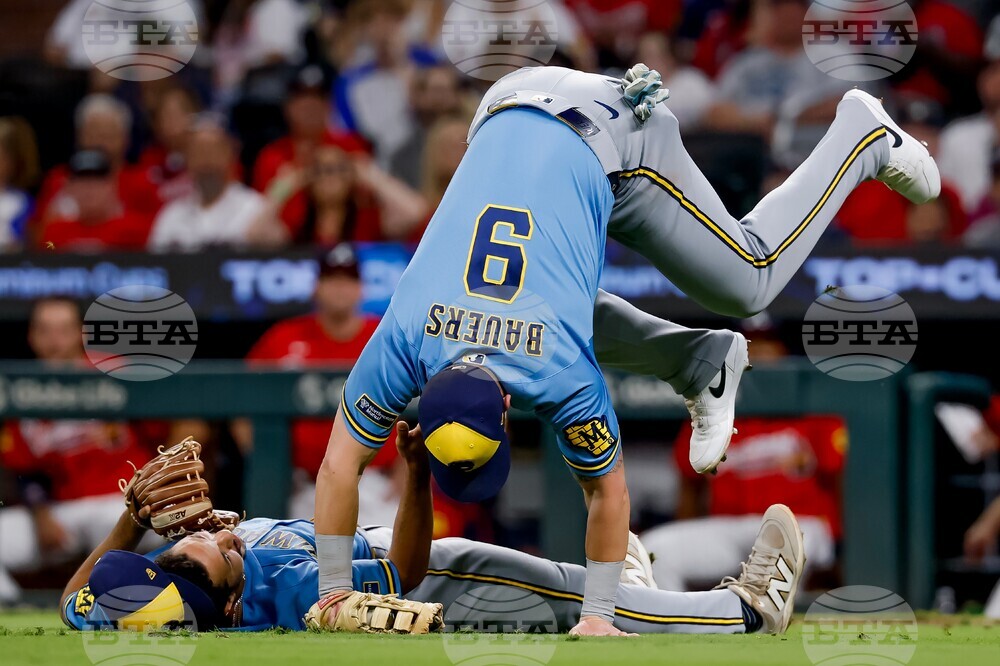 Brewers Braves Baseball