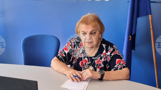 Училищният химн трябва да бъде с лесно запомнящ се текст, запеваем и припознаваем, каза поетесата от Хасково Ели Видева 