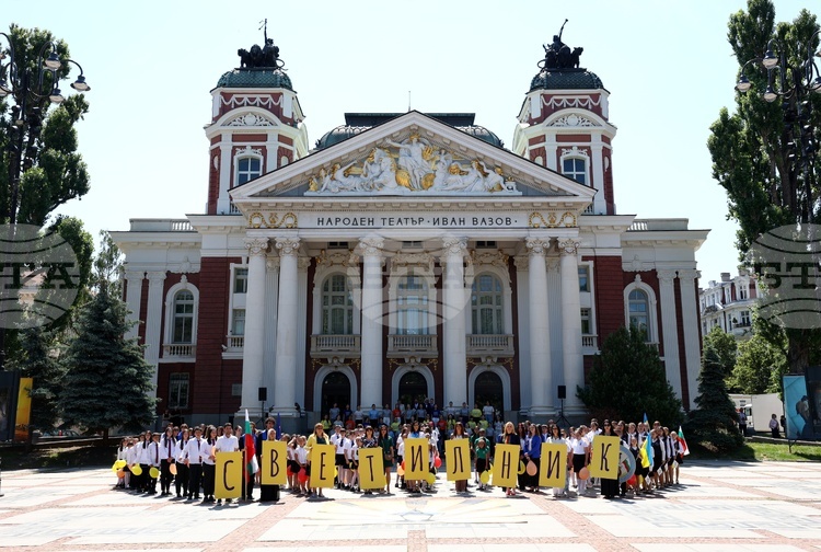 Svetilnik Initiative Flash Mob Brings Students, BNR Children’s Choir in Front of Ivan Vazov National Theatre