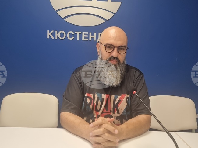 Химнът е нещо много хубаво, но той трябва да бъде възприет като такъв спонтанно от всички, каза в Кюстендил музикантът Венцислав Мицов