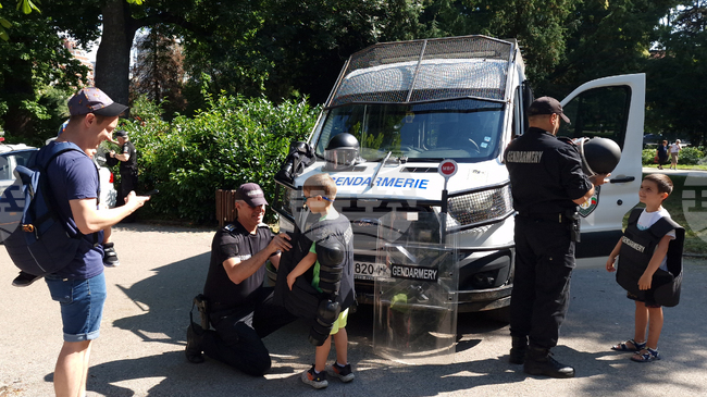 Полицаи, пожарникари и спасителни екипи демонстрираха пред деца в София как работят със специализирана техника 