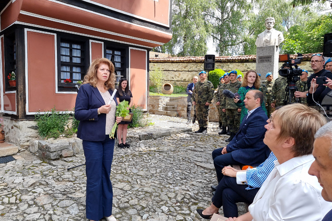 Трябва да имаме сила да пренесем във вековете неукротимата жажда за свобода, заяви президентът Илияна Йотова в Копривщица