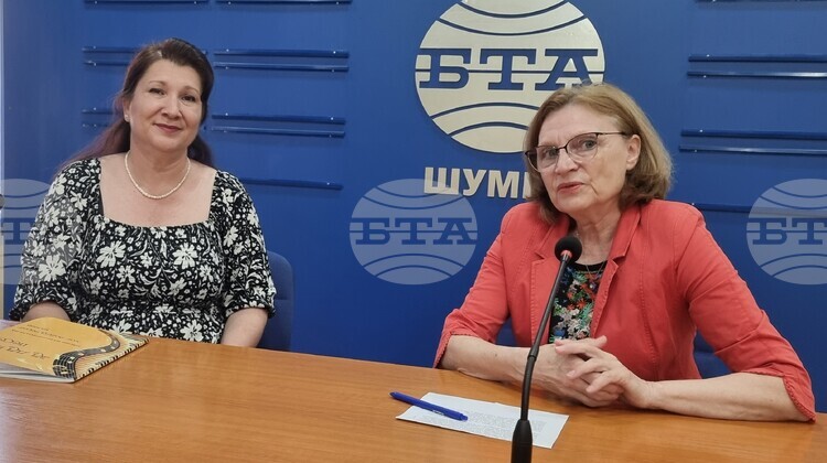 Добри Войников в своите произведения също отдава почит на светите