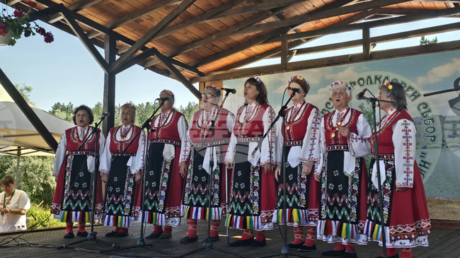 Еньовският фолклорен събор „Край язовир Дрян“ събра изпълнители и почитатели на народното творчество