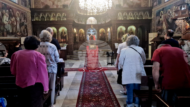 Насочете сърцата си към Бога, а не към земните богатства и суетата на света, бяха призовани миряните в неделните църковни служби