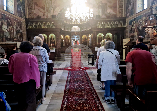 Насочете сърцата си към Бога, а не към земните богатства и суетата на света, бяха призовани миряните в неделните църковни служби
