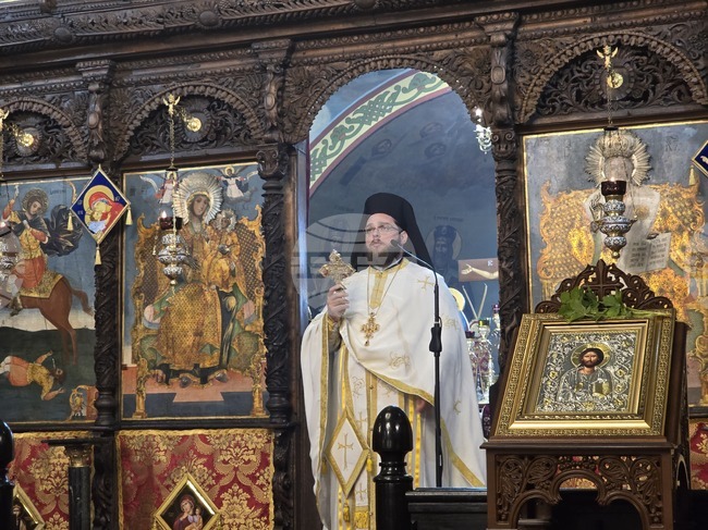 Призванието на християните е да бъдат носители на светлина и радост, каза архимандрит Стефан в сливенския храм „Св. Димитър Солунски"