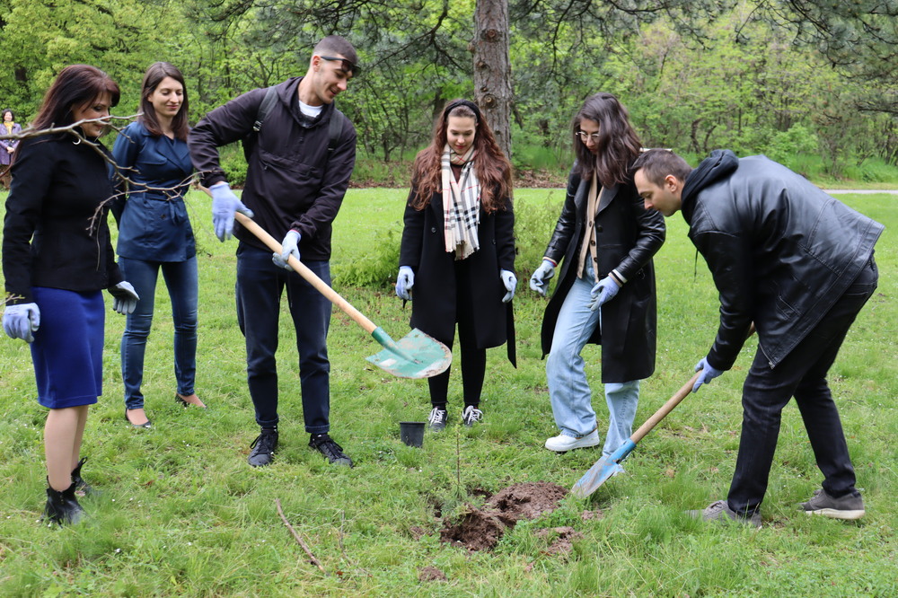 Община Хасково: Дебютантите засадиха дърво в алея „Южна пролет“ в парк Кенана в Хасково 