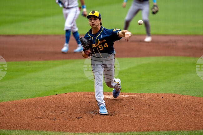Brewers Braves Baseball