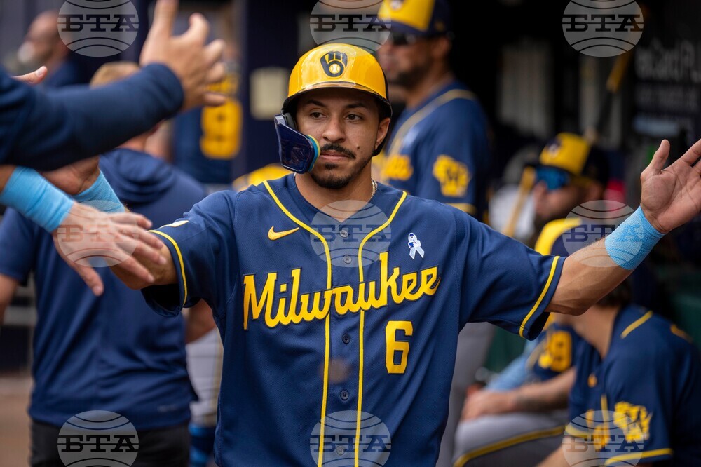 Brewers Braves Baseball