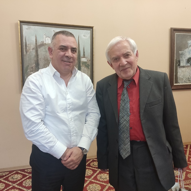 Община Сливен: Кметът Стефан Радев се срещна със Златния учител на България Теодосий Теодосиев-Тео