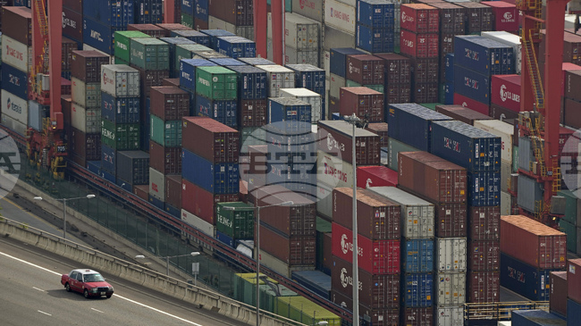 Търговският дефицит на САЩ се сви повече от очакваното през август заради спад при вноса