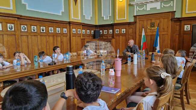 Първокласници и второкласници гостуваха на кмета на Пловдив