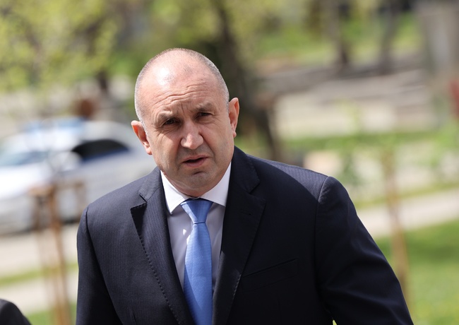 Българската икономика расте въпреки политическата нестабилност, каза президентът Румен Радев пред Делфийския икономически форум