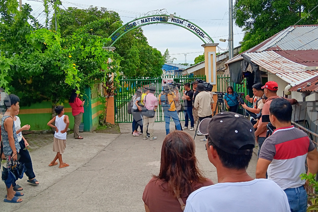 Двама юноши убиха трима съученици при стрелба в гимназия във Филипините, съобщи полицията
