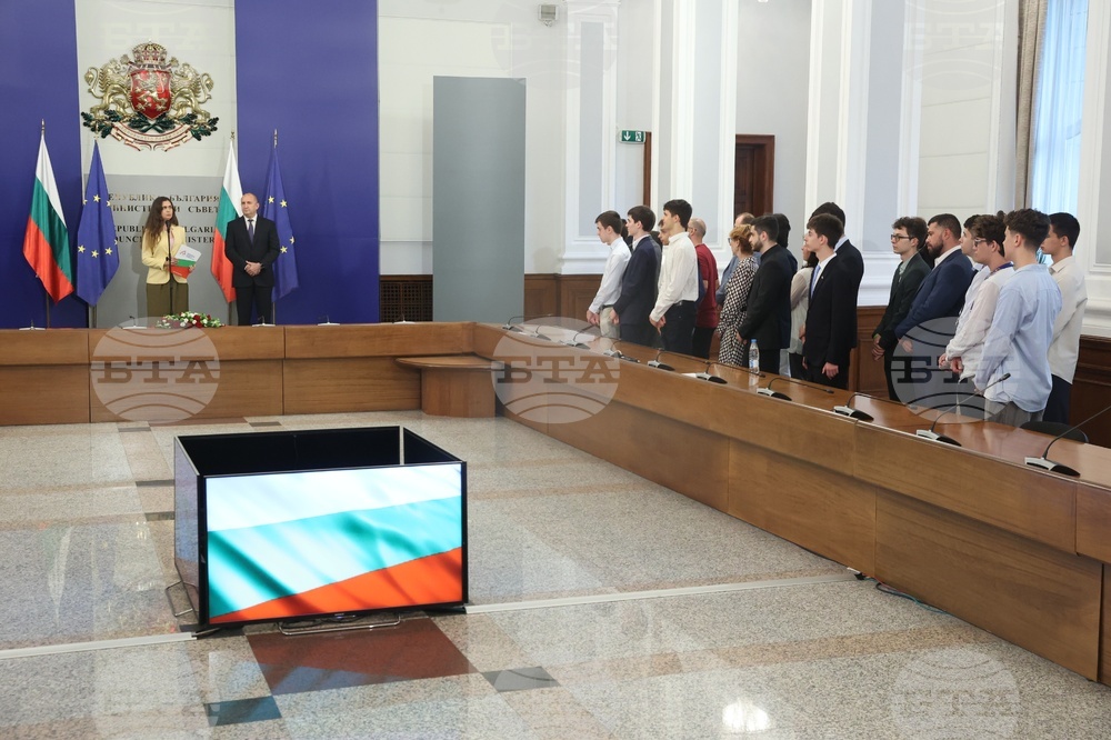 Румен Радев - олимпийски отбори по природни науки - национален флаг - връчване